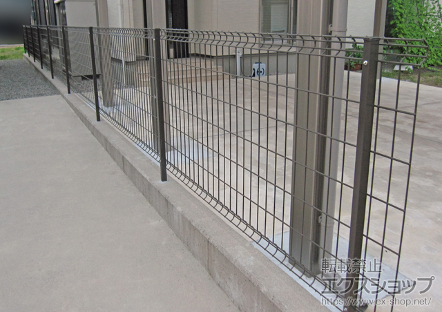 富山県魚津市のLIXIL リクシル（トステム）のフェンス・柵 ハイグリッドフェンス UF8型 施工例