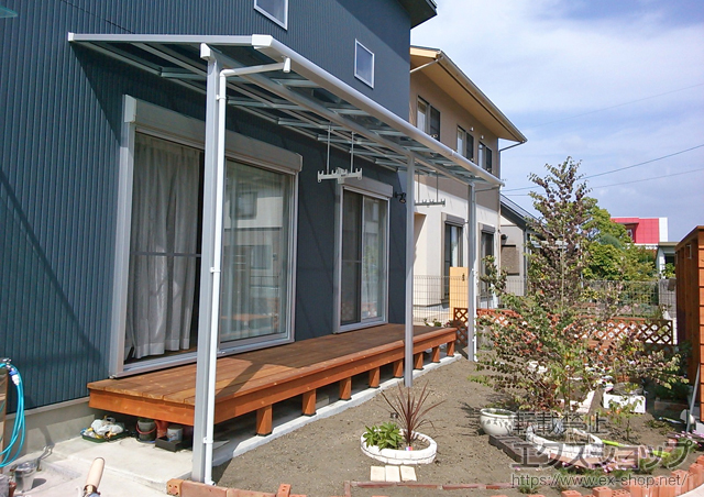 鹿児島県指宿市のLIXIL リクシル（トステム）のテラス屋根 ライザーテラスII F型 テラスタイプ 連棟 積雪〜20cm対応+吊り下げ式物干し　標準2本入り 施工例
