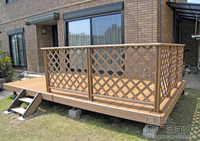 和歌山県橋本市のLIXIL リクシル（トステム）のウッドデッキ リコステージII＋デッキフェンス フラットラチスパネル[粗目タイプ]＋ステップ 2段 施工例