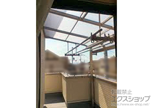大阪府東大阪市のLIXIL リクシル（トステム）のバルコニー・ベランダ屋根 ライザーテラスII R型 屋根タイプ 単体 積雪〜20cm対応+吊下げ物干し　標準2本入り 施工例