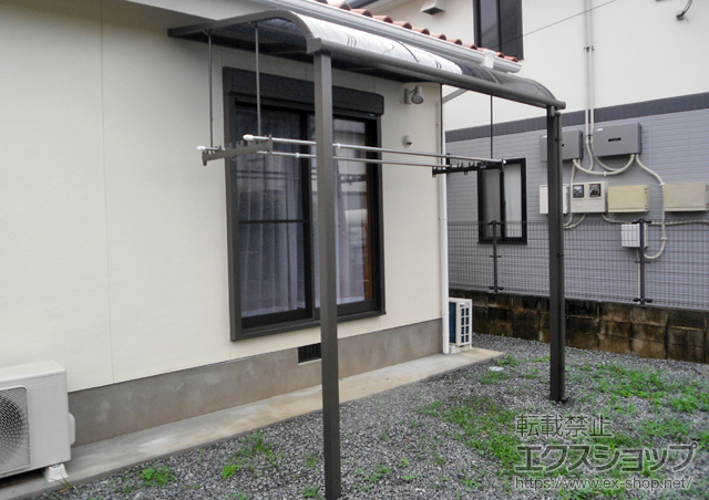 熊本県玉名市のLIXIL リクシル（トステム）のテラス屋根 ライザーテラスII R型 テラスタイプ 単体 積雪〜20cm対応+吊り下げ物干し（ワイド） ロング 2本入り 施工例