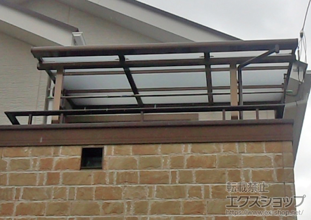 栃木県佐野市のLIXIL リクシル（トステム）のバルコニー・ベランダ屋根 ライザーテラスII F型 屋根タイプ 単体 積雪〜20cm対応+吊り下げ物干し 標準 2本入 施工例