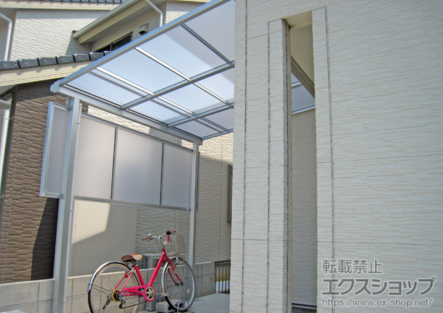 愛知県安城市のLIXIL リクシル（トステム）のテラス屋根 ライザーテラスII F型 テラスタイプ 単体 積雪〜20cm対応+ライザーテラスII 用 前面スクリーン1段用+ライザーテラスII 用 屋根材ホルダー3本入 施工例