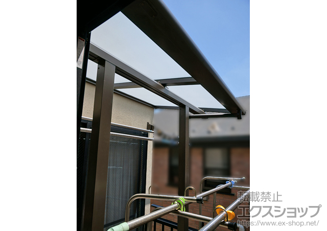 東京都練馬区のLIXIL リクシル（トステム）のバルコニー・ベランダ屋根 ライザーテラスII F型 屋根タイプ 単体 積雪〜20cm対応+壁付け物干し 標準タイプ 2本入 施工例