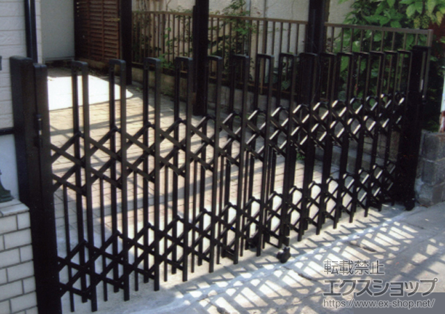 埼玉県越谷市ののカーゲート トリップゲート ペットガード型 ノンレール 片開き 30S 施工例