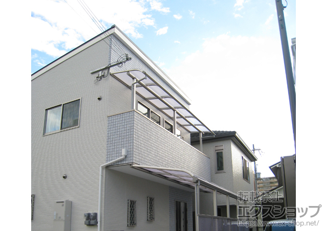 大阪府大阪市ののバルコニー・ベランダ屋根 ヴェクター R型 屋根タイプ 連棟 積雪〜20cm対応+吊り下げ物干し 標準 2本入 施工例