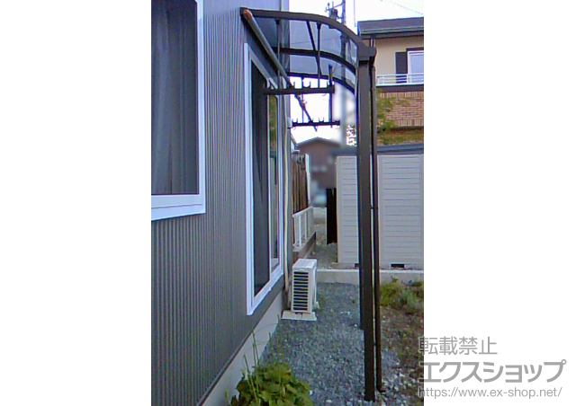 山形県寒河江市のLIXIL リクシル（トステム）のテラス屋根 ライザーテラスII R型 1500 テラスタイプ 単体 積雪〜50cm対応+吊り下げ物干し 標準 2本入 施工例