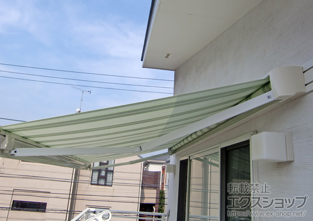 東京都新宿区のLIXIL リクシル（トステム）のオーニング・日よけ 彩風S型 電動式 施工例