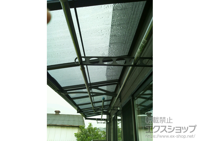 茨城県水戸市のLIXIL リクシル（トステム）のバルコニー・ベランダ屋根 ライザーテラスII F型 ルーフタイプ 連棟 積雪〜20cm対応 施工例