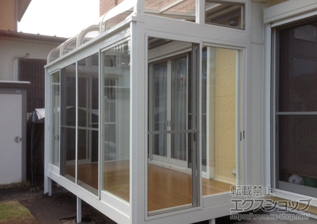 神奈川県秦野市のLIXIL リクシル（トステム）のテラス囲い・サンルーム ルームトラス フロア納まり アールタイプ 積雪〜20cm対応＋カーテンレールセット+網戸＋側面付け物干し+ロールシェード 施工例