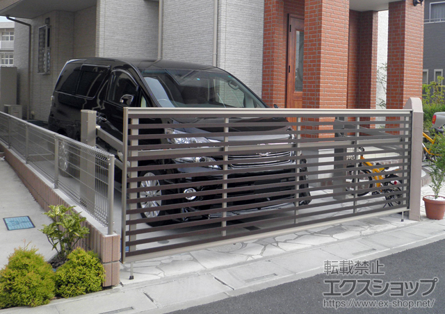 埼玉県吉川市ののカーゲート ワイドオーバードアS3型 マテリアルカラー 電動式 施工例