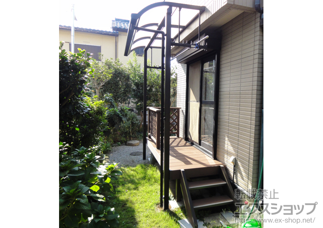 埼玉県川越市のLIXIL リクシル（トステム）のテラス屋根 ライザーテラスII R型 テラスタイプ 単体 積雪〜20cm対応+吊り下げ物干し ロング 2本入り 施工例