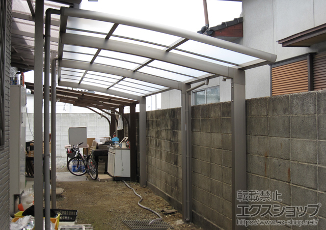 熊本県玉名郡長洲町のLIXIL リクシル（トステム）のサイクルポート・駐輪場 カーブポートシグマIII ミニ 延長+ライザーテラスII用 吊り下げ式物干し ワイド 2本入 施工例