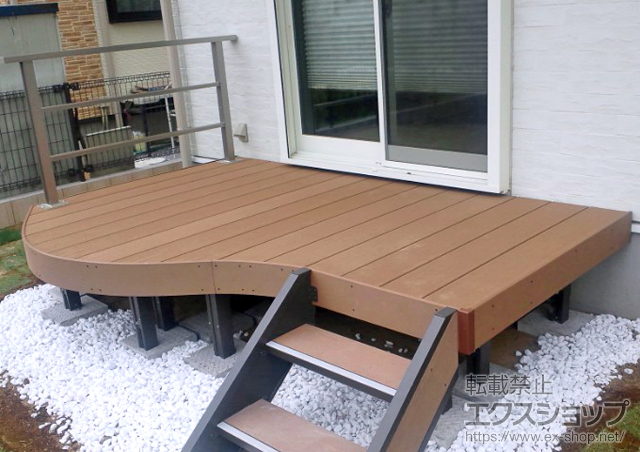 埼玉県加須市のLIXIL リクシル（トステム）のウッドデッキ リコステージII+モダンデッキフェンス 施工例