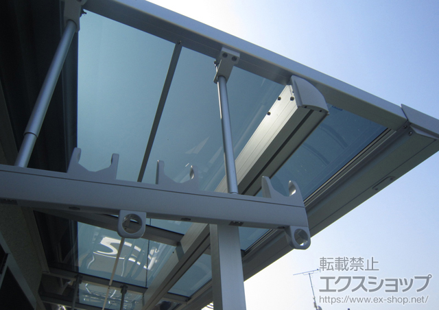 東京都調布市のLIXIL リクシル（トステム）のバルコニー・ベランダ屋根 ライザーテラスII F型 屋根タイプ 単体 積雪〜20cm対応+吊り下げ物干し　標準3本入り+アルミ造り付け屋根取り付け部品セット（中間用）ベランダ用固定金具　 施工例