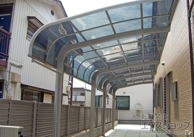 埼玉県川越市のLIXIL リクシル（トステム）のカーポート テールポートシグマIII 縦連棟 積雪〜20cm対応+収納式物干し　標準2本入り 施工例