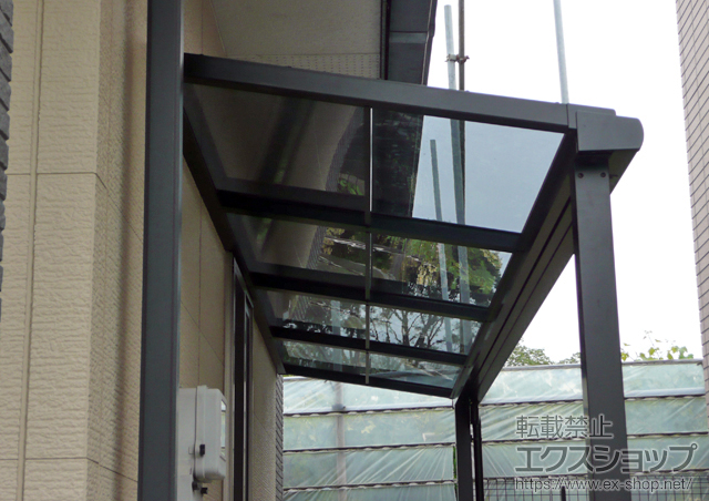 福岡県北九州市のLIXIL リクシル（トステム）のテラス屋根 ライザーテラスII F型 テラスタイプ 単体 積雪〜20cm対応+吊り下げ物干し 標準 2本入 施工例