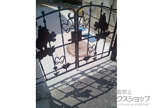 東京都小金井市のLIXIL リクシル(新日軽)の門扉 ディズニー門扉プーさんA型 両開き 75角門柱式 施工例