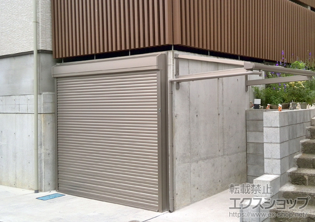 神奈川県横須賀市のLIXIL リクシル（トステム）のガレージシャッター ガレージシャッタークワトロ 電動式 外部付タイプ 施工例