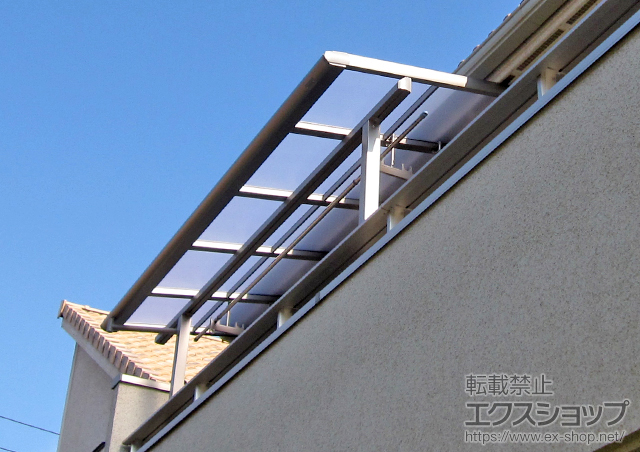 千葉県船橋市のLIXIL リクシル（トステム）のバルコニー・ベランダ屋根 パワーアルファ F型 屋根タイプ 単体 積雪〜30cm対応+吊り下げ式物干し　ショート2本入 施工例