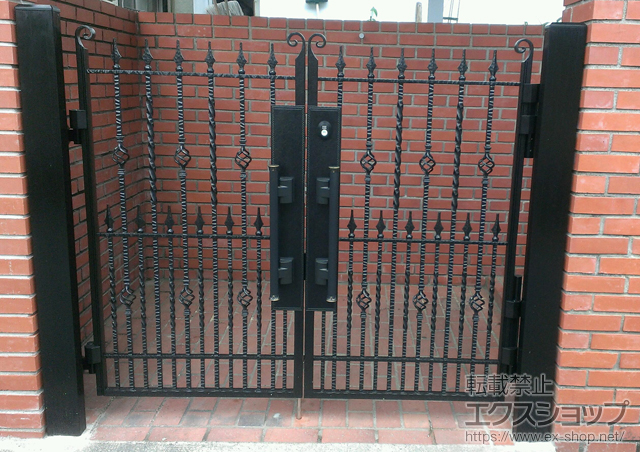 佐賀県佐賀市のの門扉 ヴィア・ル・クラシコ トラッド 両開き　柱使用
扉1枚（W×H）=（800mm×1,400mm） 施工例