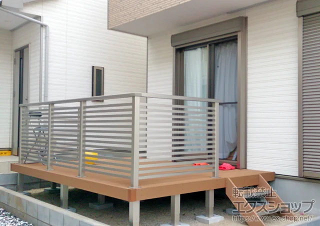 埼玉県越谷市のYKKAPのウッドデッキ リウッドデッキ 200+リウッドステップ5型Sタイプ（2段）+シンプルモダンデッキフェンス7型＜半目隠し横格子タイプ＞ 色プラチナステン 施工例