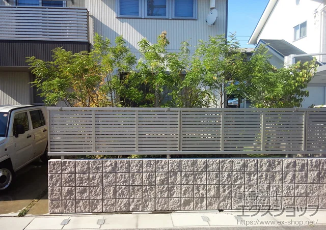 岡山県岡山市のYKKAPのフェンス・柵・塀 エクスラインフェンス5型 自由柱+エフルージュ 柱カバー 小 2枚入り 施工例