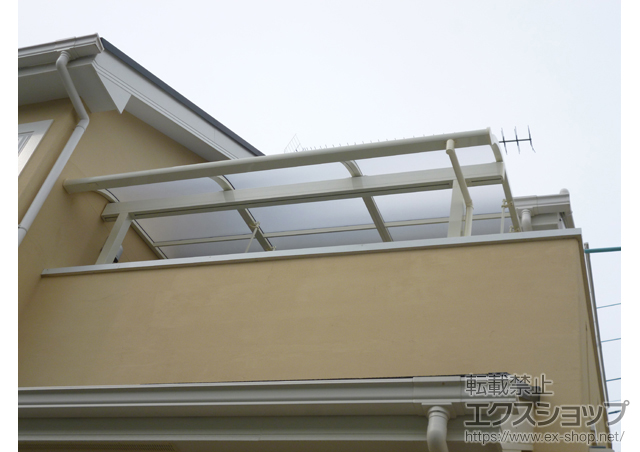 山梨県上野原市のLIXIL リクシル（トステム）のバルコニー・ベランダ屋根 ライザーテラスII R型 1500 屋根タイプ 単体 積雪〜50cm対応+吊下げ物干し 標準 2本入 施工例