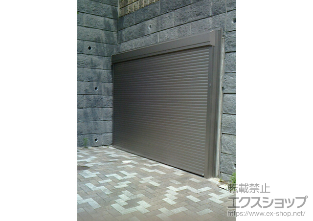 兵庫県西宮市のLIXIL リクシル（トステム）のガレージシャッター ガレージシャッタークワトロ 電動式 外部付タイプ 施工例