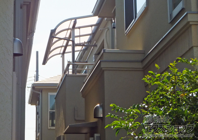 大阪府茨木市のLIXIL リクシル（トステム）のバルコニー・ベランダ屋根 ライザーテラスII R型 屋根タイプ 単体 積雪〜20cm対応＋吊り下げ物干し　標準　2本入 施工例