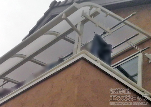 埼玉県さいたま市のLIXIL リクシル（トステム）のバルコニー・ベランダ屋根 ライザーテラスII R型 屋根タイプ 連棟 積雪〜20cm対応+吊り下げ物干し 標準 3本入 施工例