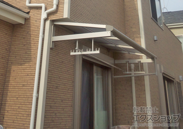 埼玉県川口市ののバルコニー・ベランダ屋根 ヴェクターテラス F型 ルーフタイプ 単体積雪〜20cm対応+物干しセット 標準 2本入り 施工例