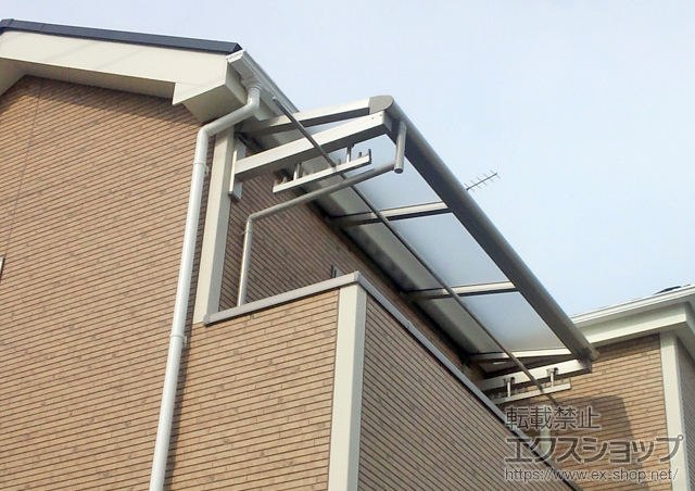 埼玉県川口市ののバルコニー・ベランダ屋根 ヴェクターテラス F型 ルーフタイプ 単体積雪〜20cm対応+物干しセット 標準 2本入り 施工例