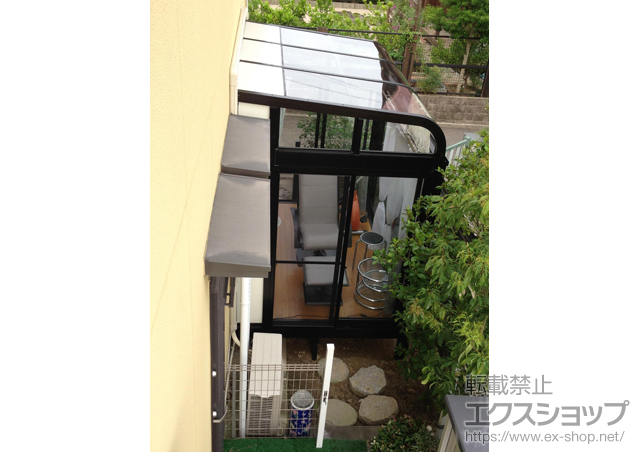 愛知県瀬戸市のLIXIL リクシル（トステム）のテラス囲い・サンルーム ルームトラス フロア納まり アールタイプ 積雪〜20cm対応＋カーテンレールセット(正面)＋網戸 施工例