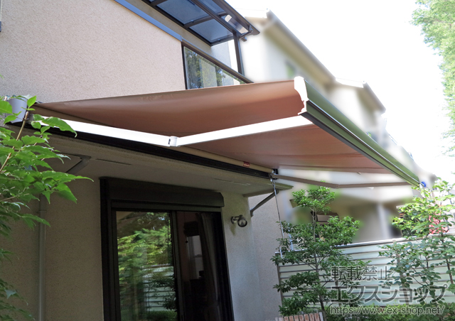 東京都三鷹市のLIXIL リクシル（トステム）のオーニング・日よけ 彩風S型 手動式 施工例