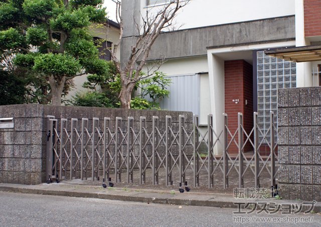 神奈川県厚木市のLIXIL リクシル(新日軽)のカーゲート ニューエクジスXA型 片開き キャスター式 施工例