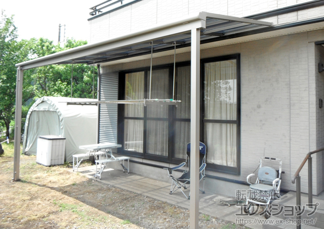 栃木県宇都宮市のLIXIL リクシル（トステム）のテラス屋根 ライザーテラスII F型 テラスタイプ 単体 積雪〜20cm対応+吊り下げ物干し ロング ワイド 2本入 施工例