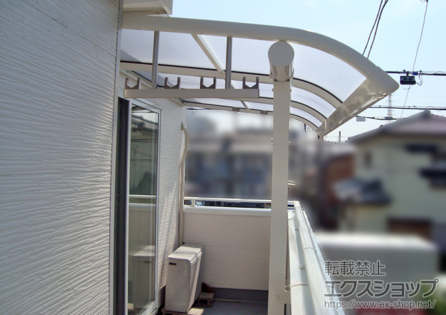 埼玉県越谷市ののバルコニー・ベランダ屋根 ヴェクターテラス R型 屋根タイプ 単体 積雪〜20cm対応+吊り下げ式物干し　標準2本入 施工例