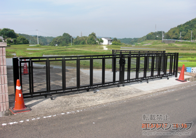大分県由布市ののカーゲート エクスライン伸縮ゲート1型 ノンレール 両開き 施工例