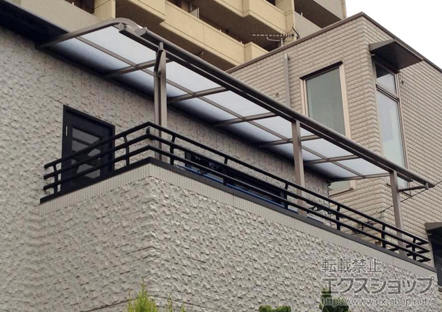 東京都大田区のLIXIL リクシル（トステム）のバルコニー・ベランダ屋根 ライザーテラスII R型 屋根タイプ 連棟 積雪〜20cm対応 施工例