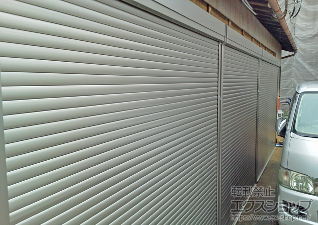 愛知県額田郡幸田町のLIXIL リクシル（トステム）のガレージシャッター ガレージシャッタークワトロ 電動式 外部付タイプ 施工例