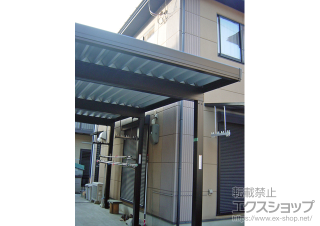 京都府舞鶴市のLIXIL リクシル（トステム）のカーポート テリオスポートIII 3000 1台用奥行延長 角柱6本 積雪〜100cm対応+ライザーテラスII 吊り下げ物干し 標準 2本入 施工例