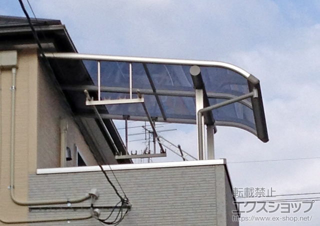 兵庫県宝塚市ののバルコニー・ベランダ屋根 プレシオステラス R型 屋根タイプ 単体 積雪〜20cm対応+吊下げ物干し　標準2本入り 施工例