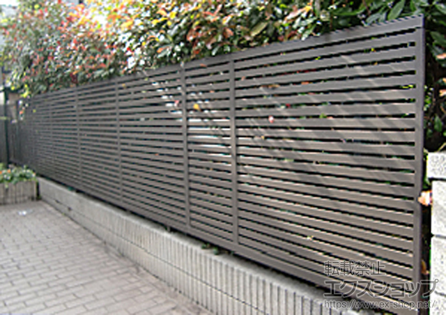 神奈川県横浜市のLIXIL リクシル(新日軽)のフェンス・柵 エクジスフェンスR9型 自在柱式 施工例