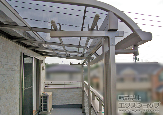 埼玉県日高市のLIXIL リクシル（トステム）のバルコニー・ベランダ屋根 ライザーテラスII R型 屋根タイプ 連棟 積雪〜20cm対応 施工例