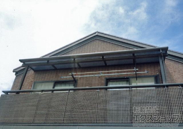 兵庫県伊丹市のLIXIL リクシル（トステム）のバルコニー・ベランダ屋根 ライザーテラスII F型 屋根タイプ 単体 積雪〜20cm対応+吊り下げ物干し 標準 2本入 施工例