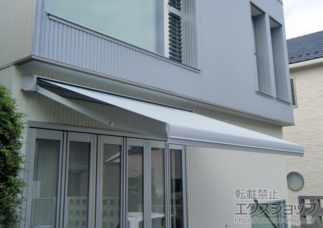 山梨県南アルプス市のLIXIL リクシル（トステム）のオーニング・日よけ 彩風S型 リモコン式 施工例