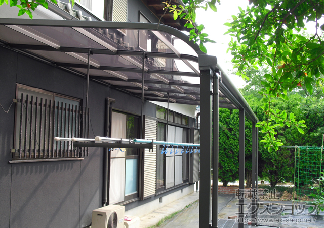 奈良県桜井市のLIXIL リクシル（トステム）のテラス屋根 ライザーテラスII R型 テラスタイプ 連棟 積雪〜20cm対応+吊下げ物干し　ワイド　標準2本入り 施工例