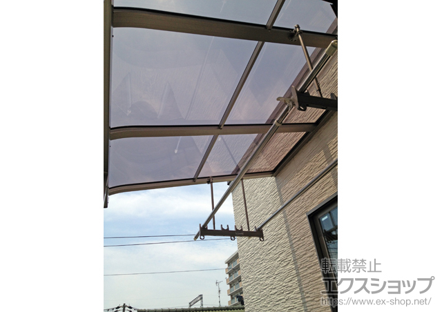 大阪府大阪市のLIXIL リクシル（トステム）のテラス屋根 パワーアルファ RB型 屋根タイプ 単体 積雪〜30cm対応+吊り下げ物干し　標準2本入 施工例