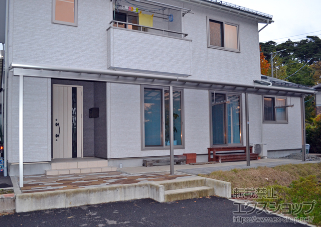 岩手県岩手郡滝沢村のLIXIL リクシル（トステム）のテラス屋根 ナーラテラス 3000 テラスタイプ 三連棟 積雪〜100cm対応+パワーアルファ 吊下げ物干し ロング ワイドタイプ 3本入 施工例